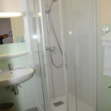 Grand Du Cours Отель Систерон